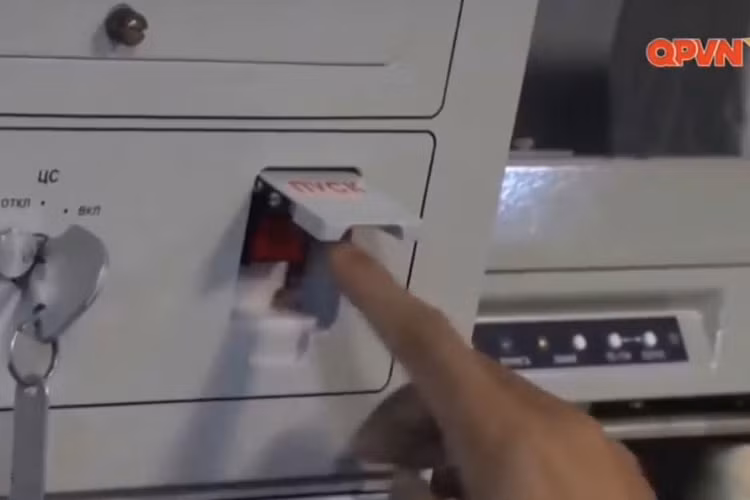 Ấn nút phóng tên lửa. Nguồn ảnh: Kênh QPVN