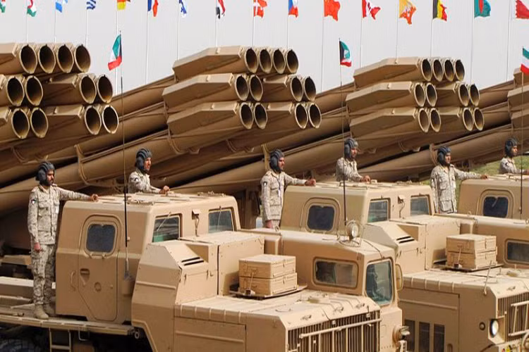 Khác với những tổ hợp MLRS cũ, BM-30 được trang bị các cảm biến và máy tính mạnh, kết hợp với máy bay không người lái giúp trinh sát, tính toán và dẫn đường đầu đạn một cách chính xác. Nguồn ảnh: konflikty.pl.