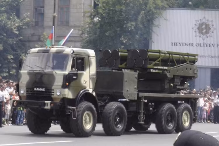 Bản thân EXTRA được IMI giới thiệu lần đầu tiên vào năm 2005 tại Triển lãm hàng không quốc tế Paris, tuy vậy ở thời điểm đó EXTRA không gây được mấy ấn tượng đối với các khách hàng tiềm năng. Nguồn ảnh: Encyclopedia.