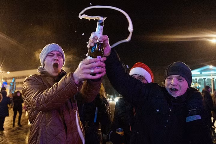 7. Thi tửu lượng với người Nga. Nhậu ở Nga có thể kéo dài vài tiếng đồng hồ. Nếu thích đọ với họ, thì trước đó nên ăn thật nhiều đồ ăn cái đã.