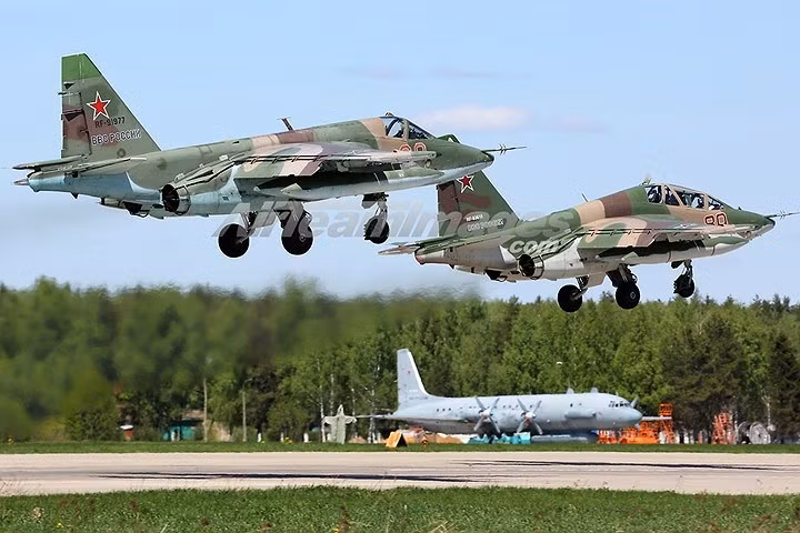 Su-25 thường được cho là tương tự máy bay A-10 của Mỹ nhưng Su-25 đã được phát triển lên mức độ tinh vi hơn.