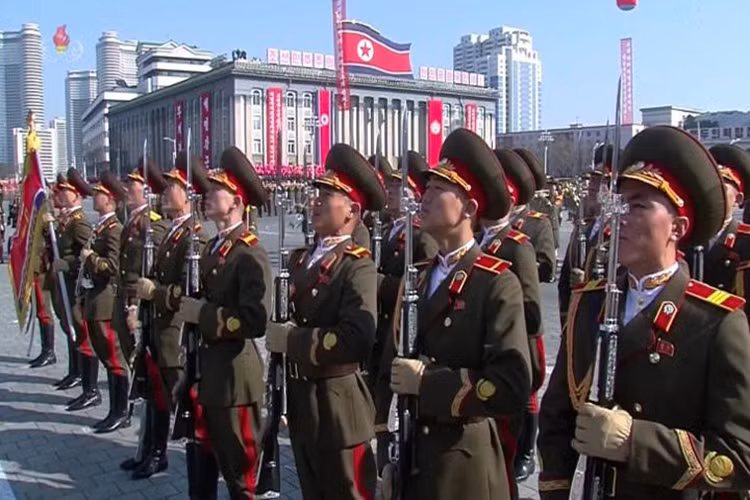 Binh sĩ Triều Tiên đứng gác tại lễ duyệt binh này. Ảnh: KCTV.