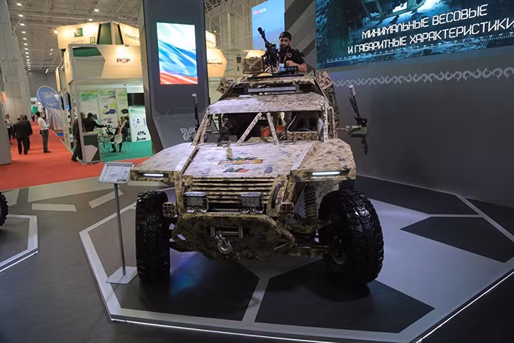 Ngoài các loại vũ khí phòng vệ, Chaborz-M6 còn được tích hợp sẵn thiết bị điều khiển một số dòng UAV trinh sát thông thường đang được Quân đội và Vệ binh Quốc gia Nga sử dụng. Điều này cho ta thấy một phần nào đó thiết kế toàn diện của Chaborz-M6 dành cho các hoạt động tác chiến đặc biệt của các lực lượng vũ trang Nga. Nguồn ảnh: RIA.