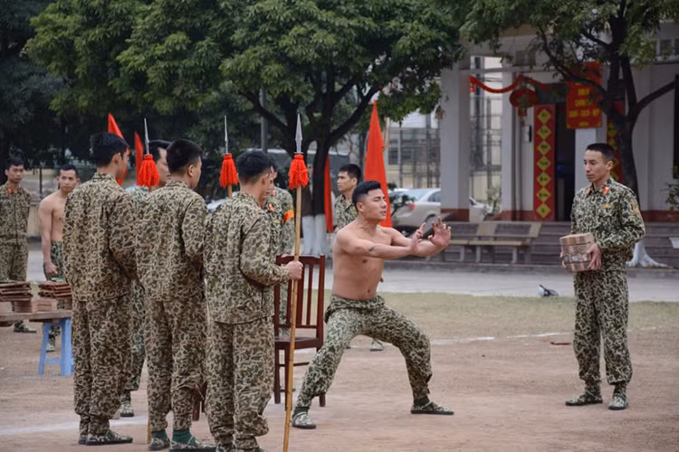 Đến thăm đơn vị vào những ngày cuối năm này, chúng tôi nhận thấy cùng với việc làm tốt mọi công tác chuẩn bị để bộ đội đón Tết vui tươi, lành mạnh, đơn vị vẫn duy trì nghiêm chế độ luyện tập, nắm chắc tình hình địa bàn, sẵn sàng chiến đấu, bảo vệ các mục tiêu được giao không để bị bất ngờ trong mọi tình huống.