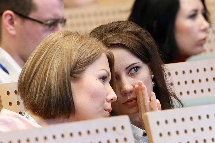 5. Nam giới hỏi tuổi và lương của nữ giới. Điều này được coi là riêng tư ở Nga. Phụ nữ thì có thể hỏi một phụ nữ khác thông tin như vậy. Nhưng bạn có thể nói cho họ biết tuổi và lương của mình.