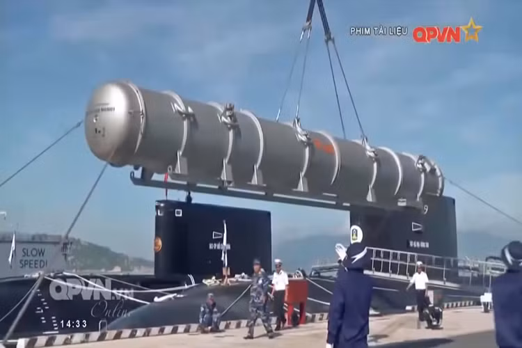 Cũng trong đợt huấn luyện diễn tập vừa rồi hình ảnh đầu tiên về bộ đôi Kilo và tên lửa hành trình Kalibr cũng xuất hiện. Và hiện tại các tàu ngầm Kilo của Việt Nam đang được trang bị biến thể chống hạm của tên lửa Kalibr là 3M-54E Club-S có tầm bắn tối đa lên đến hơn 200km. Nguồn ảnh: QPVN.
