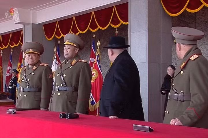 Bà Kim Yo-jong, em gái của ông Kim Jong-un, đang nói gì đó với ông trong sự kiện này.