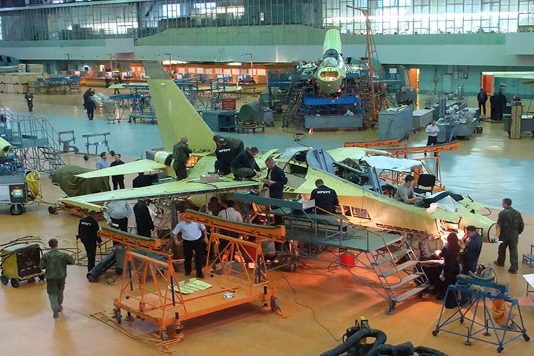 Năm nay cũng là năm đầu tiên Irkutsk đưa vào sản xuất hàng loạt dòng máy bay huấn luyện đa năng Yak-152 theo đơn đặt hàng của Không quân Nga. Đây là dòng máy bay huấn luyện, mô phỏng tiên tiến có khả năng hiển thị chức năng tương tự các dòng chiến đấu cơ thế hệ thứ 5. Nguồn ảnh: Su-27 Flanker.