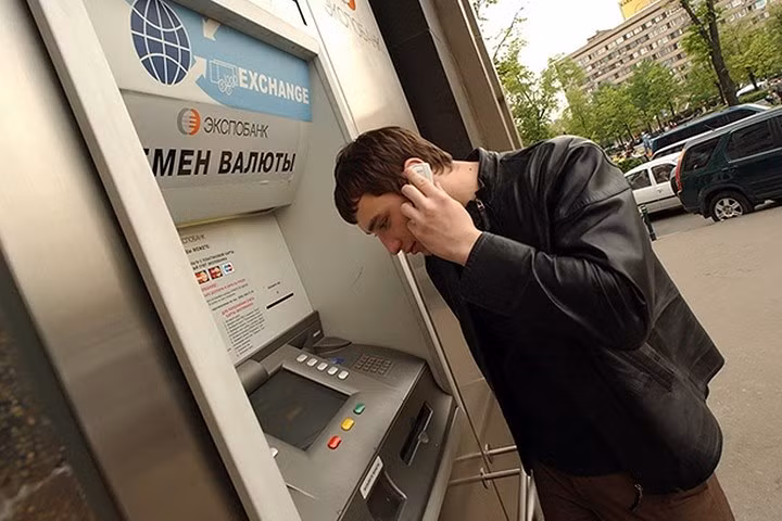 2. Đổi tiền bên ngoài ngân hàng. Không có gì bảo đảm tiền là thật nếu bạn không đi qua kênh chính thức.