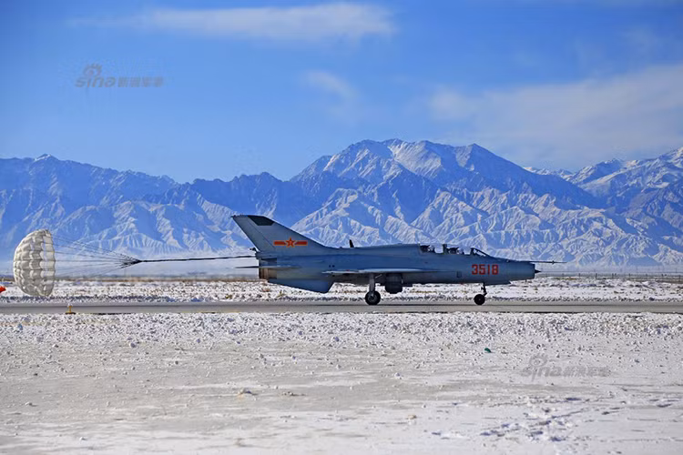 Chính vì lý do này cho nên việc duy trì phiên bản huấn luyện JJ-7 vẫn được đánh giá là rất cần thiết, bất chấp họ đã đưa vào biên chế loại JL-9 hay JL-10 tối tân hơn nhiều. Nguồn ảnh: Sina.