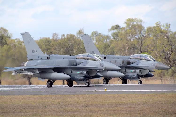 Bên cạnh tàu tuần tra cỡ lớn, Việt Nam được cho là có nhu cầu với tiêm kích hạng nhẹ F-16 Fighting Falcon đang được Hoa Kỳ lưu trữ tại căn cứ không quân Davis-Monthan ở bang Arizona. Ảnh: Tiêm kích hạng nhẹ F-16 Fighting Falcon Block 52 Plus. Nguồn ảnh: Plane Spotting.