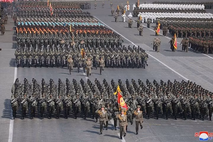 Binh lính và sĩ quan đại diện cho 3 quân chủng thông thường của quân đội Triều Tiên diễu qua quảng trưòng Kim Nhật Thành.