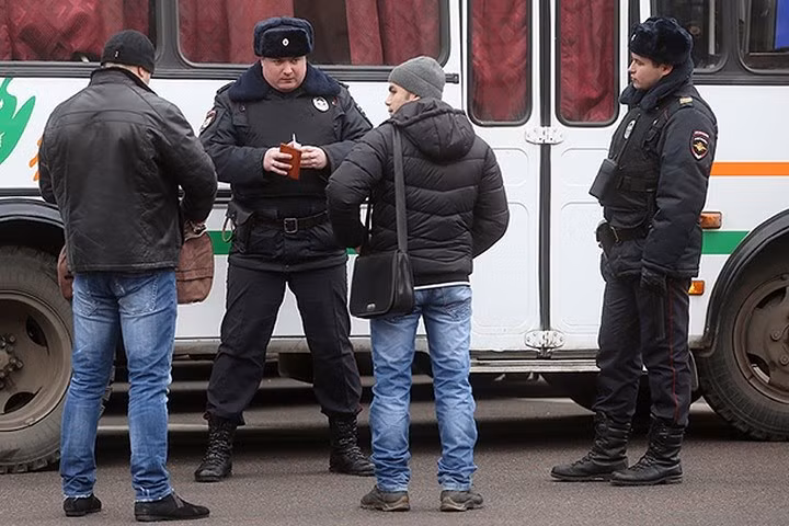 8. Quên hộ chiếu. Ở Nga, cảnh sát có thể chặn bạn và kiểm tra thẻ căn cước hoặc hộ chiếu. Cảnh sát có quyền giữ người trong 3 tiếng để xác định danh tính của bạn, dù bạn là người Nga hay ngoại quốc.