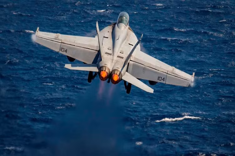 F/A-18E phun lửa cất cánh từ tàu sân bay USS Carl Vinson trên Biển Đông, ngày 23/2. Nguồn ảnh: US Navy.