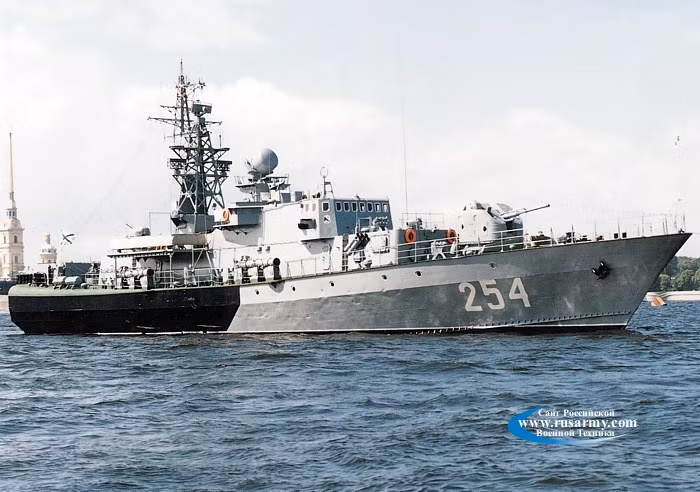 Pauk - Dự án 1241.2 (Molniya 2) là biến thể săn ngầm của Molniya - Dự án 1241.1, con tàu sử dụng động cơ diesel thay vì turbine khí, không mang theo tên lửa chống hạm mà thay vào đó là 4 ống phóng ngư lôi săn ngầm cỡ 400 mm. Trên tàu cũng không có radar điều khiển hỏa lực tên lửa chống hạm hay radar cảnh giới đường không, nó mang theo thiết bị định vị thủy âm loại gắn cố định và loại “nhúng”. Ảnh: RusArmy.com.