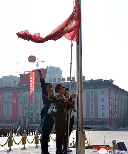 Đảng kỳ đảng Lao động Triều Tiên được kéo lên trước cuộc diễu binh.