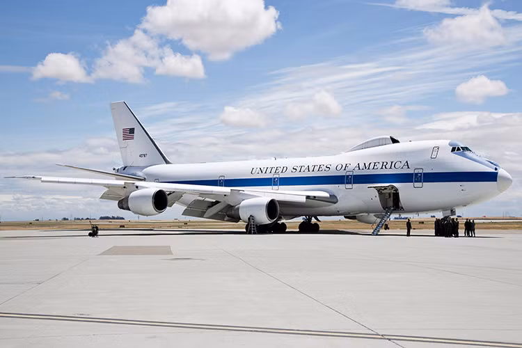 Trong chuyến công du Đông Nam Á vào đầu năm nay của Bộ trưởng Quốc phòng Mỹ James Mattis, hình ảnh của người đứng đầu Lầu Năm Góc trở nên đặc biệt hơn khi ông xuất hiện cùng chuyên cơ Boeing E-4B "Nightwatch" một trong những chuyên cơ chống hạt nhân đầu tiên của Không quân Mỹ. Nguồn ảnh: emblazeindia.com.