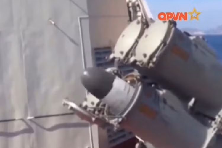 …quả đạn Uran-E từ từ rời bệ phóng. Mỗi tàu Gepard 3.9 hiện nay trang bị 8 quả đạn như vậy. Nguồn ảnh: Kênh QPVN