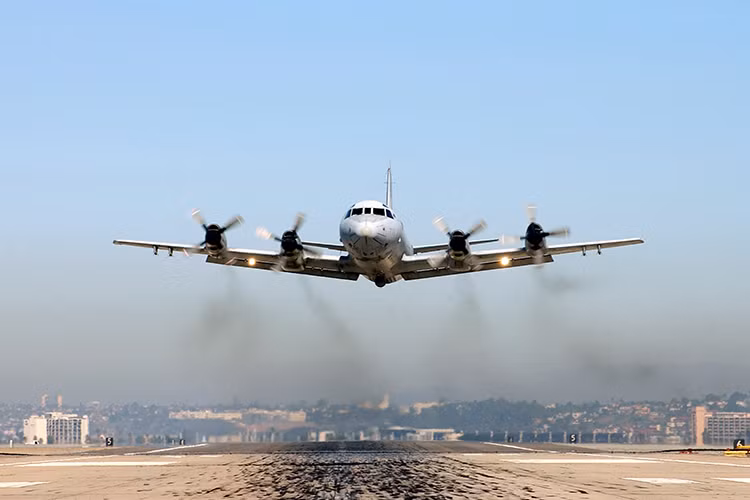 Ứng viên cuối cùng không thể không nhắc tới đó là máy bay tuần tra săn ngầm P-3C Orion, nó được xem như mảnh ghép cuối cùng hoàn thiện mọi lực lượng tác chiến chống ngầm của Hải quân nhân dân Việt Nam bao gồm tàu mặt nước, tàu ngầm, trực thăng và máy bay cánh cố định. Nguồn ảnh: Wiki.