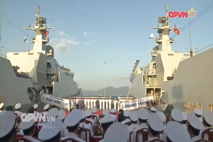 Cũng trong đầu năm 2018, Quân chủng Hải quân cũng đã đưa vào biên chế chính thức cặp tàu hộ vệ tên lửa Gepard 3.9 cuối cùng mua từ Nga là 015 -Trần Hưng Đạo và 016 - Quang Trung sở hữu năng lực chống ngầm mạnh mẽ. Nguồn ảnh: QPVN.