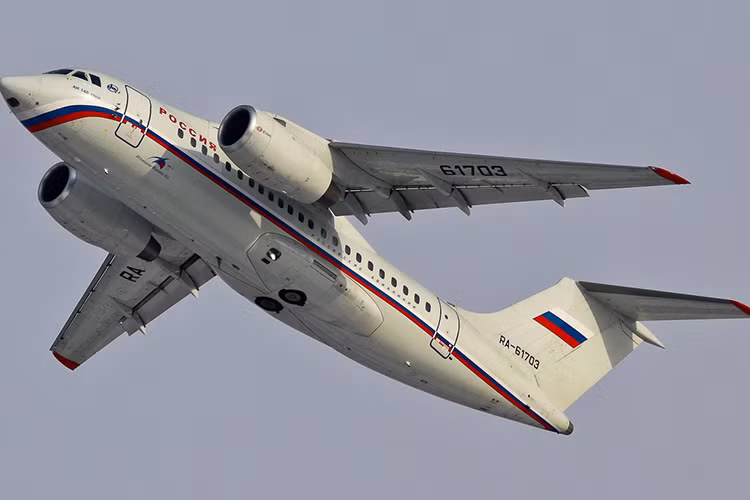 Mẫu thử nghiệm An-148 cất cánh lần đầu tháng 12/2004 và cấp chứng nhận hoàn thành thử nghiệm tháng 12/2006. An-148 thực hiện chuyến bay thương mại quốc tế đầu tiên từ Odessa đi Moscow vào ngày 13/12/2009. Ảnh: Wikimedia.