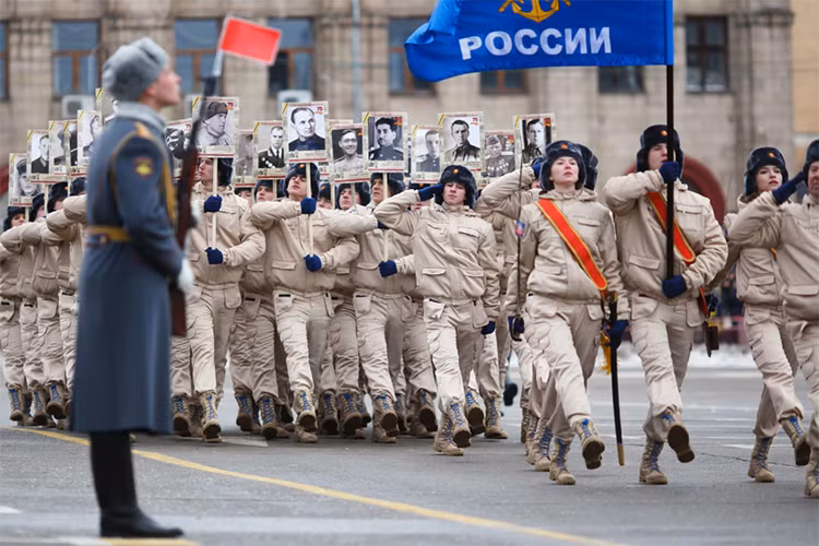 RT cũng cho biết, buổi lễ diễu binh trên có sự tham gia của 1.400 binh sĩ Nga đến từ Quân khu phía Nam và các trường quân sự trong khu vực. Bên cạnh đó có sự xuất hiện của hơn 60 phương tiện cơ giới đại diện cho các đơn vị thuộc phân khu này. Nguồn ảnh: RIA.