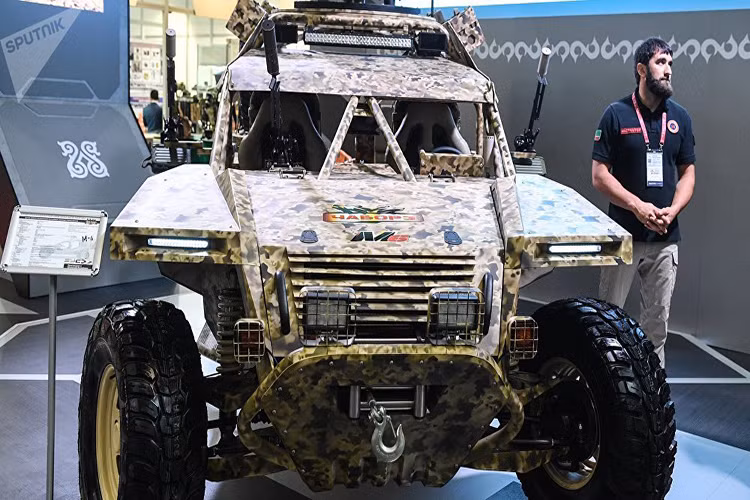 Cũng theo ông Kadyrov, một số biến thể rút gọn của Chaborz-M6 từng được đưa tới chiến trường Syria để thử nghiệm trong một số loại nhiệm vụ tuy nhiên ông này lại không công bố mốc thời gian cụ thể. Trong khi đó Chaborz-M6 được giới thiệu lần đầu tiên từ năm 2017. Nguồn ảnh: Sputnik.