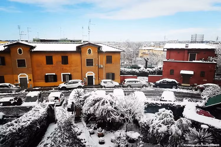 Không chỉ đường bộ, một số tuyến đường sắt và sân bay ở Rome cũng bị ảnh hưởng do thời tiết cực đoan, điều này một phần nào đó tác động xấu đến ngành dịch vụ du lịch ở Rome. Ảnh: RT.