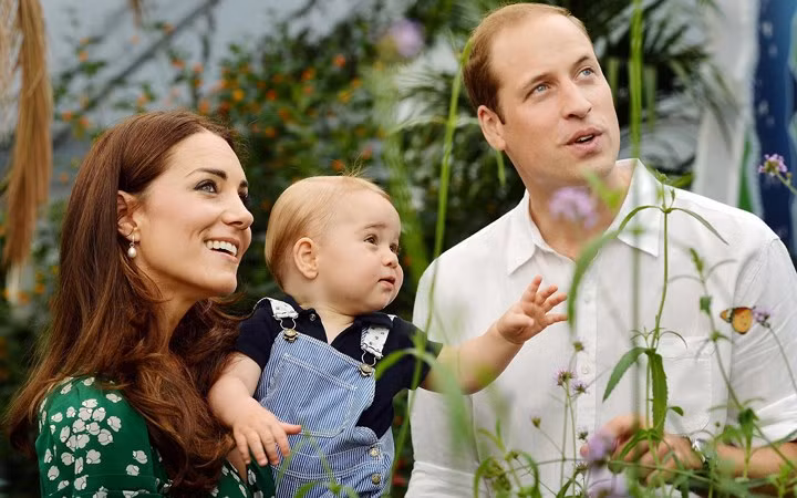 Tiểu Hoàng tử George xuất hiện cùng cha mẹ tại Bảo tàng Lịch sử Tự nhiên ở London vào tháng 7/2014.