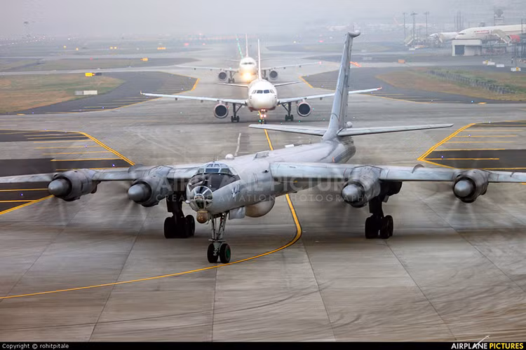 Khi nói đến các máy bay chống ngầm của Hải quân Nga, không thể không nhắc đến các phiên bản nâng cấp của dòng máy bay Tu-142 là Tu-142MR và Tu-142M3. Những chiếc Tu-142 được trang bị các thiết bị đặc biệt để sử dụng trong nhiệm vụ tìm kiếm tàu ngầm. Nguồn ảnh: Airplane-Pictures.net.