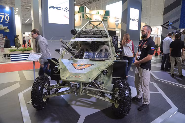 Còn đây là biến thể rút gọn của Chaborz-M6 là Chaborz-M3 mẫu phương tiện chiến đấu đặc biệt từng được đặc nhiệm Nga sử dụng tại Syria. Hiện tại cả hai mẫu xe này đều sẽ đưa vào sản xuất hàng loạt trong năm nay, nhưng thời gian chúng được biên chế chính thức cho Đặc nhiệm Nga thì vẫn chưa được công bố. Nguồn ảnh: RIA.