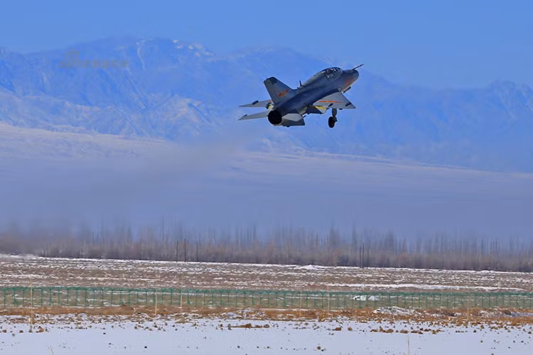Đào tạo phi công trên JJ-7 được so sánh như là huấn luyện thủy thủ trên tàu buồm trước khi đưa lên thực hành trên những con tàu hiện đại, nhằm giúp học viên nắm được cách dùng la bàn, nhìn sao xác định phương hướng hay tận dụng dòng hải lưu… Nguồn ảnh: Sina.