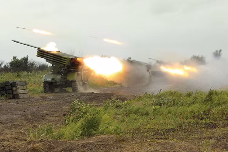 Thời gian bắn hết 40 quả đạn chỉ là 20 giây với tùy chọn bắn loạt ngắn hoặc bắn hết cơ số đạn. Các loại đạn của BM-21 gồm đạn nổ phân mảnh, đạn rải mìn chống tăng, đạn rải nhiễu, đạn khói, đạn chống tăng chứa các phần tử tác chiến tự tìm mục tiêu... tầm bắn trong khoảng 1,6 - 40 km. Nguồn ảnh: cont.ws.