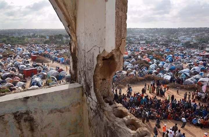 Thủ đô Mogadishu của Somali cũng đã bị tàn phá tan hoang. Ít nhất 100.000 người Somali đã phải đi sơ tán do đói nghèo và nội chiến.