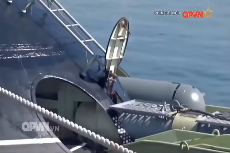 Được biết mỗi tàu ngầm Kilo thông thường có thể mang theo tối đa 4 tên lửa hành trình chống hạm Kalibr và 18 ngư lôi hạng nặng 533mm. Nguồn ảnh: QPVN.