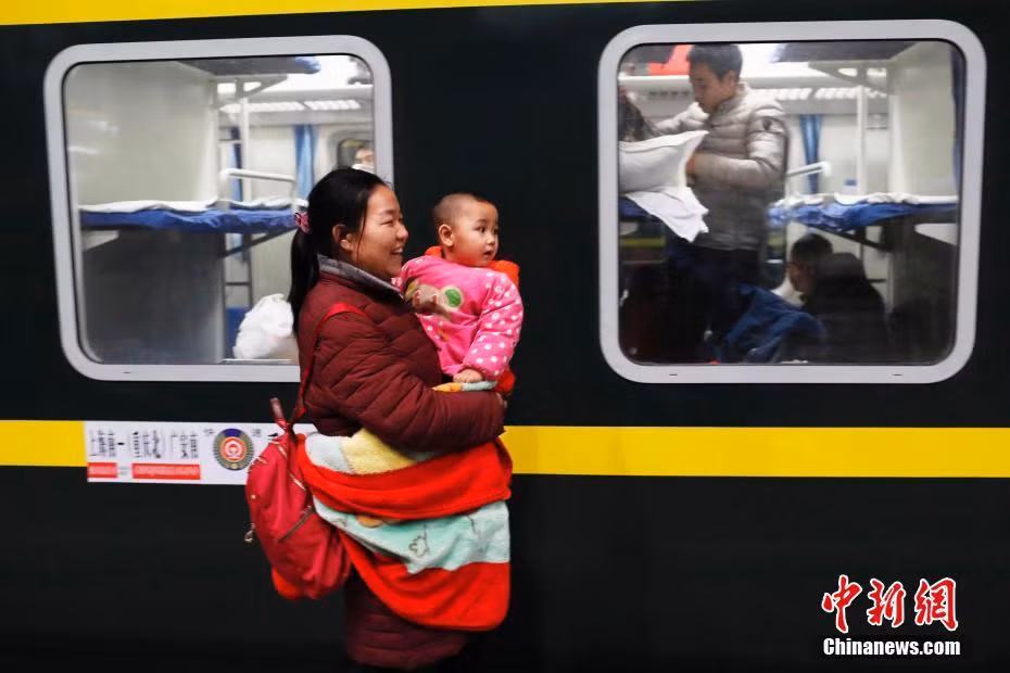 Ngành đường sắt bổ sung thêm 576 đôi tàu vào lịch trình trước Tết và 665 đôi tàu sau Tết, bên cạnh 3.819 đôi tàu cố định mỗi ngày. Ảnh: China News.