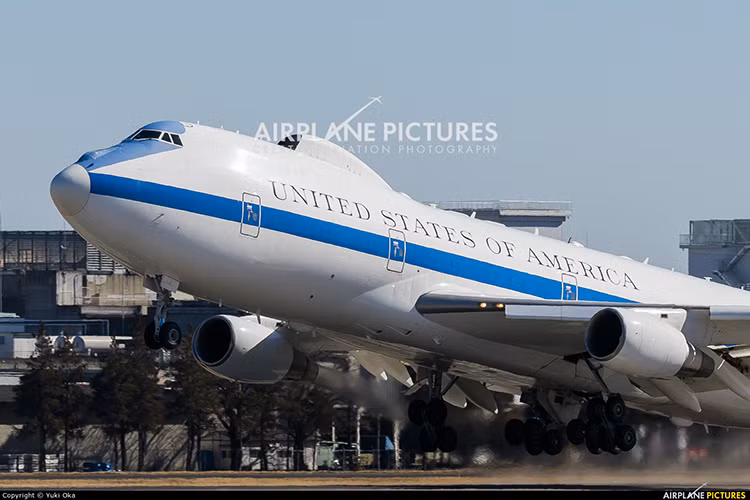 Giống như hầu hết các dòng chuyên cơ khác của chính phủ Mỹ, Chuyên cơ E-4B cũng được vận hành bởi Không quân Mỹ và thuộc Phi đoàn kiểm soát và chỉ huy trên không số 1 quản lý, thuộc Liên đoàn số 55 đóng tại Căn cứ không quân Offutt, gần Omaha, Nebraska. Nguồn ảnh: Airplane.Pictures.