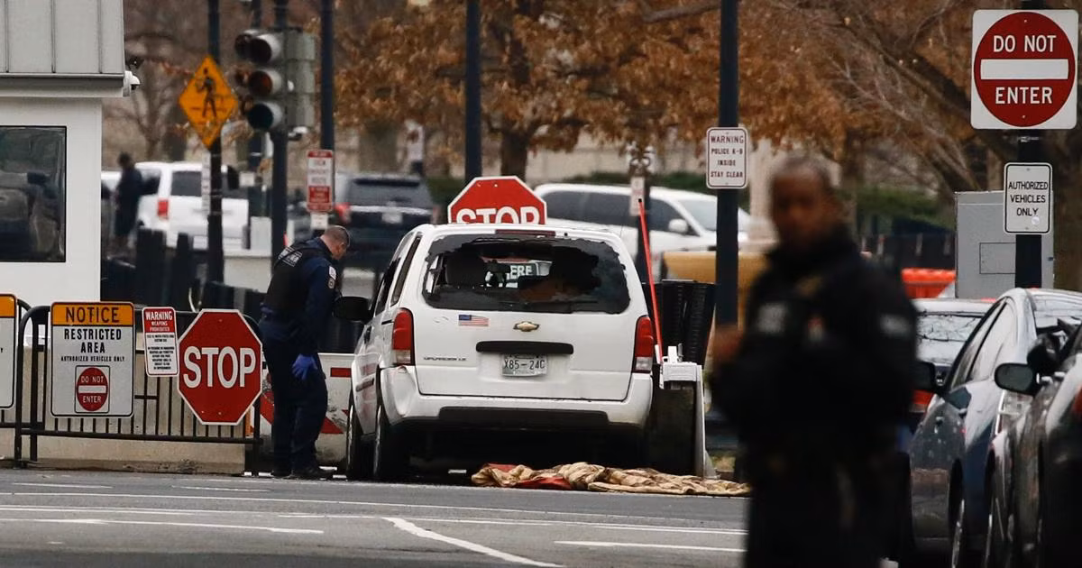 Lực lượng Mật vụ Mỹ điều tra sau vụ đâm xe vào hàng rào an ninh Nhà Trắng. Ảnh: NY Daily News.