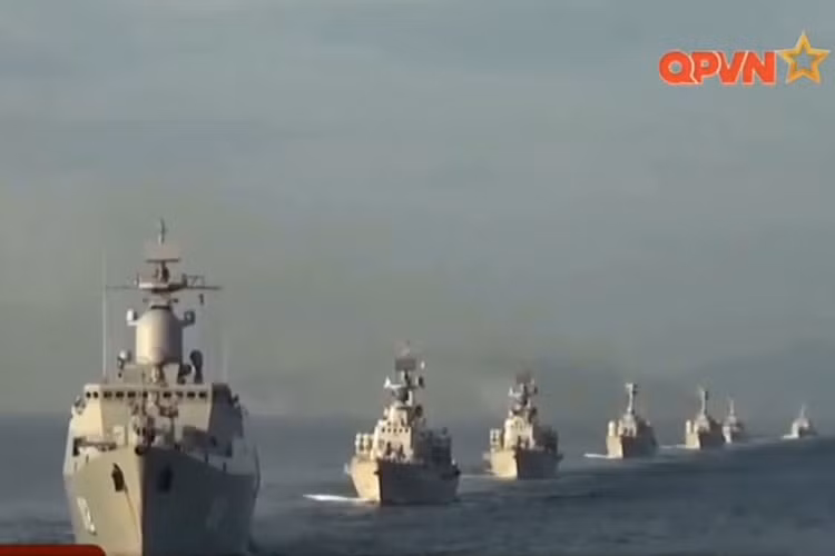 Trong chương trình thời sự mới đây, kênh Quốc phòng Việt Nam đăng tải đoạn video ngắn ghi lại khoảnh khắc đẹp và oai hùng tàu chiến 012 Lý Thái Tổ của Hải quân Nhân dân Việt Nam diễn tập bắn đạn thật, có phóng tên lửa hành trình chống hạm Uran. Nguồn ảnh: Kênh QPVN