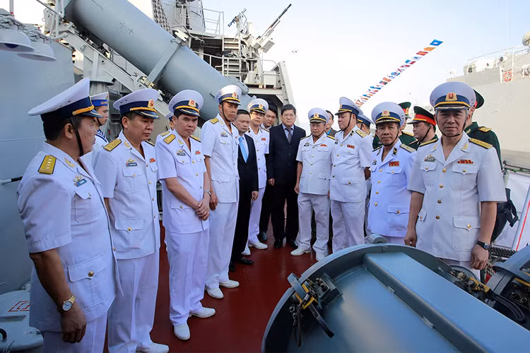 Theo đó, hai tàu hộ vệ tên lửa Gepard 3.9 mới của Quân chủng Hải quân được trang bị hệ thống vũ khí chống ngầm chuyên dụng với các cụm phóng ngư lôi 533mm kết hợp với đó là hệ thống định vị thủy âm (gắn trên thân tàu) dùng để phát hiện, theo dõi, xác định vị trí tàu ngầm và hệ thống vũ khí diệt tàu ngầm. Nguồn ảnh: VTV8.