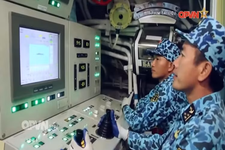 Và mãi đến giữa năm 2017, biên đội tàu ngầm Kilo Việt Nam mới chính thức được “thử lửa” trong đợt huấn luyện diễn tập quy mô lớn của Quân chủng Hải quân. Qua đó thủy thủy đoàn và kíp chiến đấu trên các tàu ngầm Kilo Việt Nam đã dịp thể hiện bản lĩnh làm chủ vũ khí, trang bị của mình. Nguồn ảnh: QPVN.