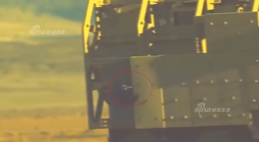 Theo các tài liệu được công bố, nguyên mẫu pháo ray điện từ của Mỹ có thể cung cấp động năng giúp viên đạn đạt tốc độ bay tới Mach 7,8 (7.200-9.000km/giờ) và tầm bắn đạt 200km. Trong ảnh, viên đạn pháo ray điện từ tiếp cận mục tiêu. Nguồn ảnh: Sina