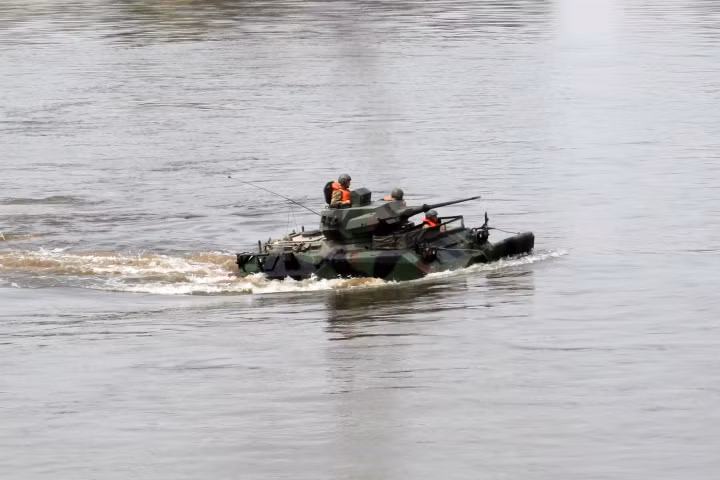 Đặc biệt, tốt hơn M113, ACV-15 có khả năng lội nước tốt với việc sử dụng bánh xích quay tạo lực đẩy cho phép nó di chuyển tốt trên mặt nước tốc độ 6,3km/h. Nguồn ảnh: FNSS