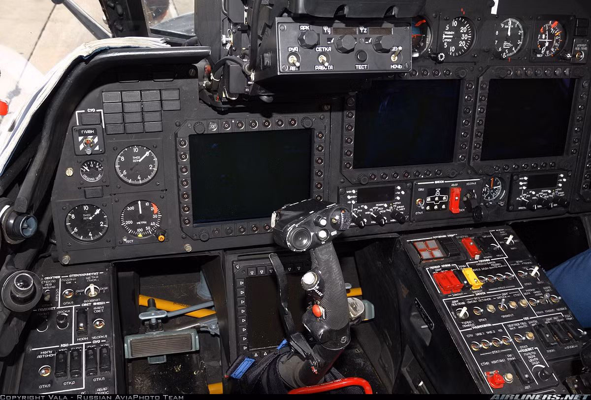 Cận cảnh bảng điều khiển của trực thăng Ka-52 với 4 màn hình (gồm 2 đơn sắc và 2 màu) đa chức năng. Nguồn ảnh: Airlines.net