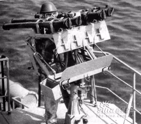 Hệ thống tên lửa này cơ bản là gồm một giá phóng lắp các ống phóng tên lửa phòng không vác vai sử dụng đầu dò hồng ngoại riêng biệt. Cho nên, cơ bản chúng không phụ thuộc vào radar của tàu chiến mà độc lập tác chiến, tự phát hiện mục tiêu, tự tiêu diệt. Nguồn ảnh: Sina