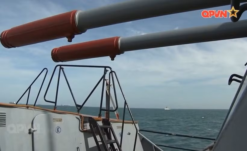 Hai phiên bản tàu săn ngầm Petya mà Việt Nam nhận từ Liên Xô đều được trang hai bệ pháo hạm đa năng AK-726 với hệ thống điều khiển hỏa lực Fut-B. Mỗi bệ pháo trang bị một khẩu pháo 76,2mm nòng kép đạt tốc độ bắn 90 phát/phút, tầm bắn 15,7km, độ cao bắn tới 11km với bán kính sát thương 8m. Nguồn ảnh: Kênh QPVN