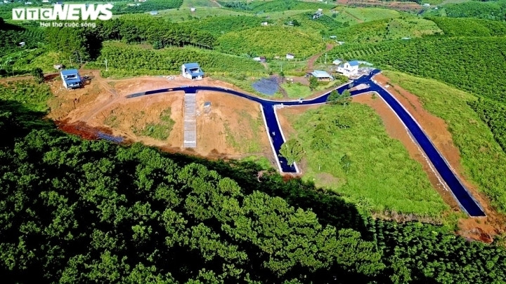 Về vấn đề này, tỉnh Lâm Đồng đã chỉ đạo kiểm tra, truy trách nhiệm các đơn vị, cá nhân liên quan và yêu cầu dừng thi công dự án. (Ảnh: VTC News).