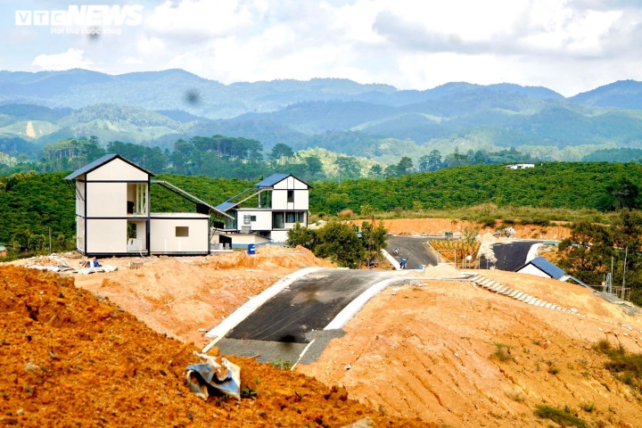 Tuy nhiên, cuối tháng 9/2022, các cơ quan báo chí phản ánh, nhiều hạng mục công trình trong “dự án The Tropicana 2” vẫn được chủ đầu tư cho công nhân thi công. (Ảnh: VTC News).