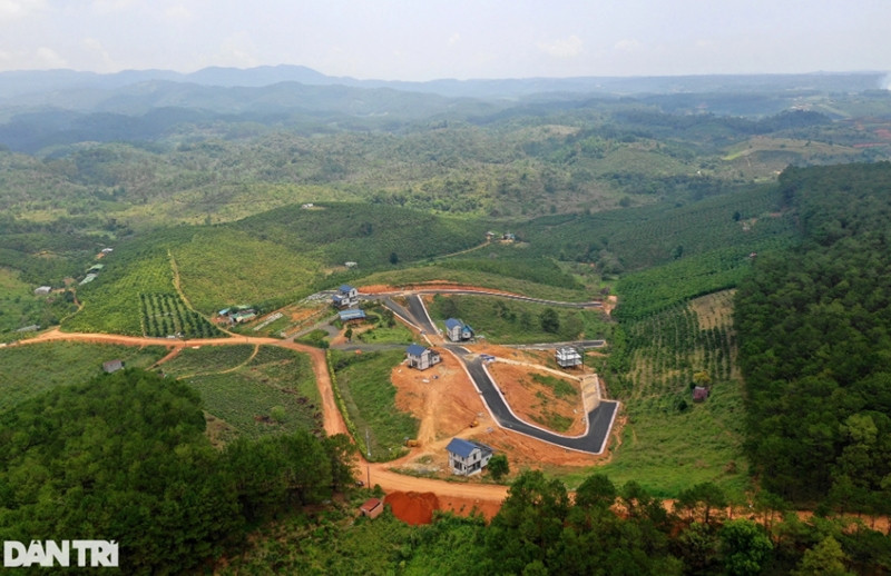 Đoàn kiểm tra bao gồm: Thanh tra Sở Xây dựng, Phòng Quy hoạch Kiến trúc Sở Xây dựng; lãnh đạo UBND huyện Bảo Lâm và các phòng ban, đơn vị có liên quan. (Ảnh: Dân Trí).