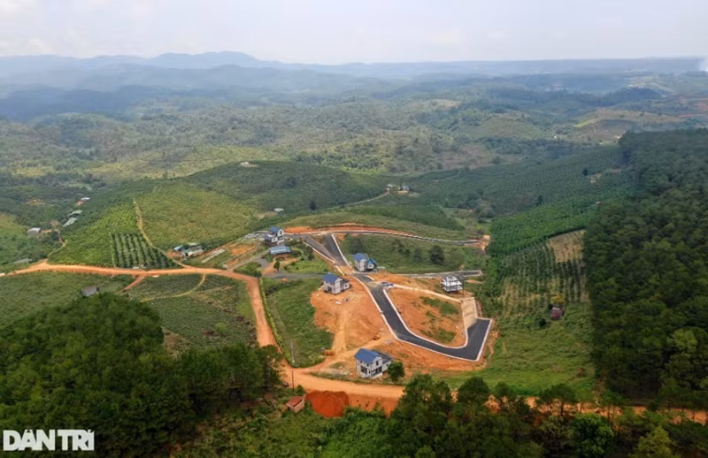 Đoàn kiểm tra bao gồm: Thanh tra Sở Xây dựng, Phòng Quy hoạch Kiến trúc Sở Xây dựng; lãnh đạo UBND huyện Bảo Lâm và các phòng ban, đơn vị có liên quan. (Ảnh: Dân Trí).